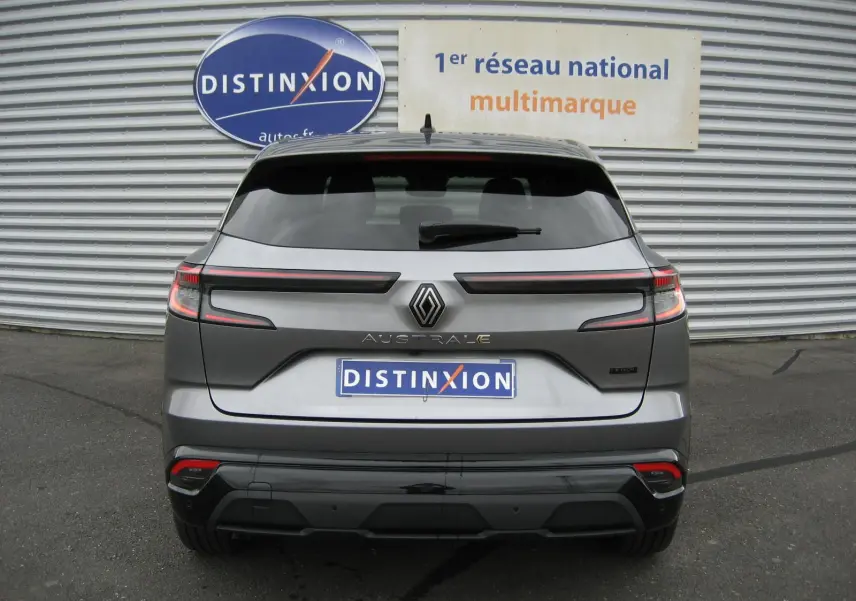 Vue arrière d'un Renault Austral gris 2025 avec feux LED horizontaux et logo central distinctif.