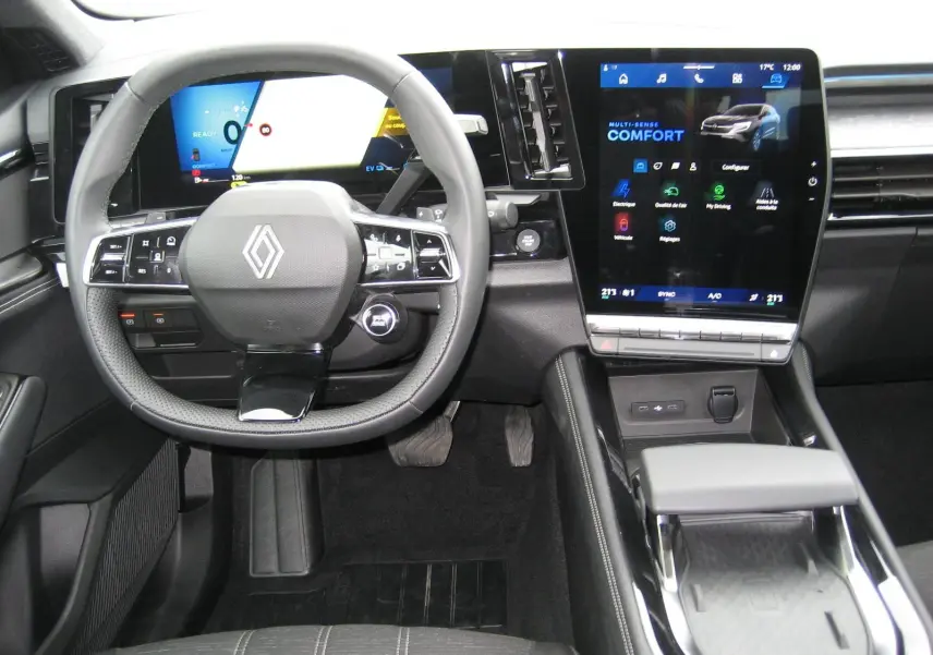 Vue intérieure du poste de conduite du Renault Austral gris, avec volant multifonction et écran tactile central vertical.