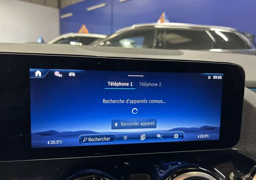 Vue intérieure du tableau de bord du Mercedes GLA 200 D AMG Line 2024, écran tactile affichant la connexion Bluetooth