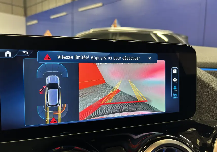Affichage de la caméra de recul et des capteurs de stationnement sur l'écran intérieur du Mercedes GLA 200 D AMG Line 2024.