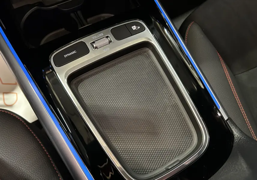 Gros plan sur la console centrale du Mercedes GLA 200 D AMG Line 2024 avec surface antidérapante et commandes Dynamic et volume.