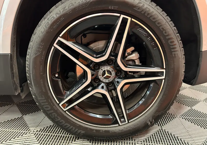 Gros plan sur la jante AMG noire et argentée de 19 pouces du Mercedes GLA 200 D 8G-DCT AMG Line argent High-tech.