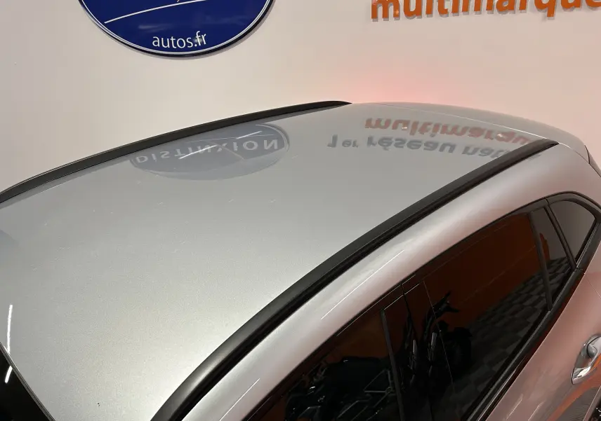 Toit argent high-tech d'un Mercedes GLA 200 D AMG Line 2024 avec vitres teintées et rampes de toit noires vues de dessus côté droit.