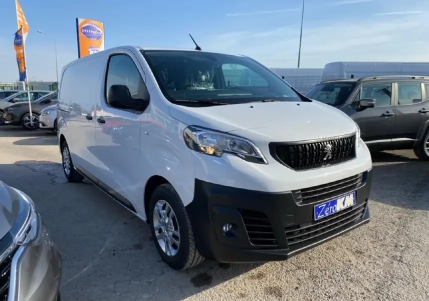 Peugeot Expert Fourgon blanc banquise vu en 3/4 avant droit avec calandre noire et pare-chocs noir mat.