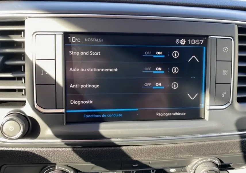 Écran tactile central du Peugeot Expert Fourgon blanc banquise 2023 montrant les réglages d'aide à la conduite.