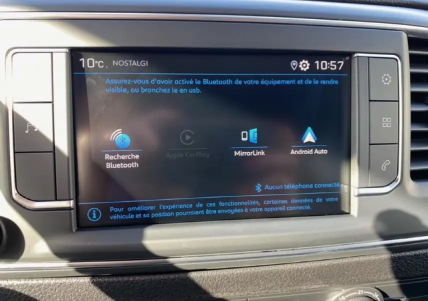 Écran tactile central du Peugeot Expert Fourgon blanc banquise 2023 affichant les options MirrorLink et Bluetooth.