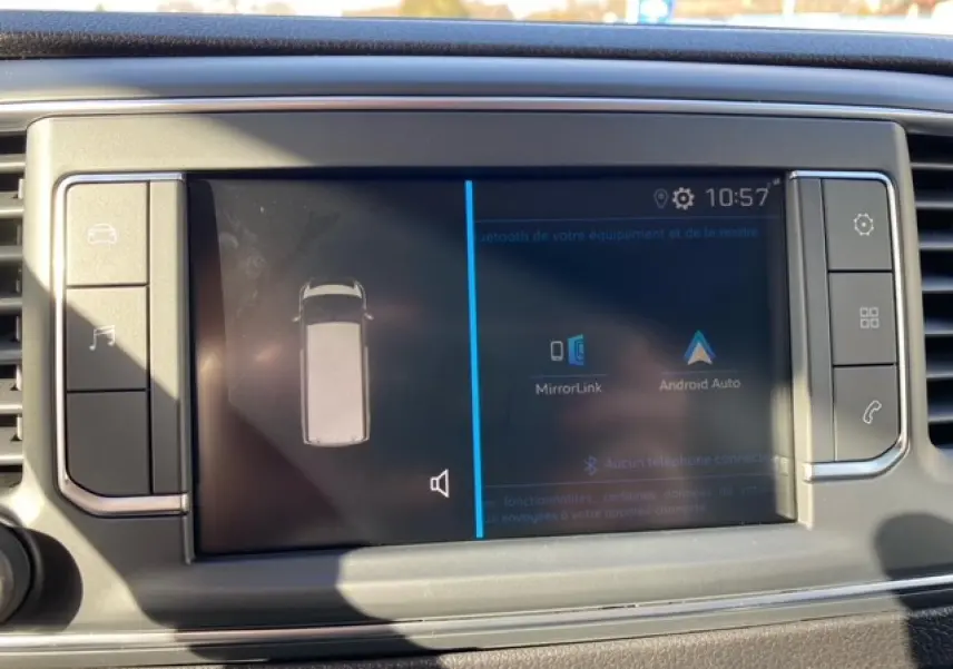 Écran central du Peugeot Expert Fourgon blanc banquise 2023 montrant l'interface MirrorLink et radars de recul.