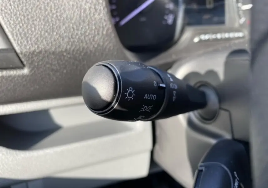 Gros plan sur la commande d'éclairage du Peugeot Expert Fourgon blanc banquise, intérieur côté conducteur.
