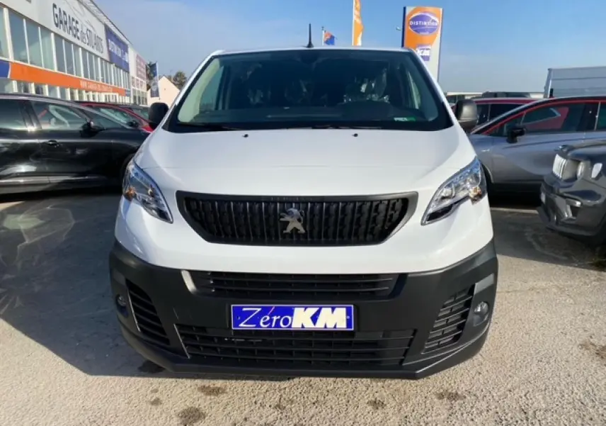 Vue frontale d'un Peugeot Expert Fourgon blanc banquise avec calandre noire et pare-chocs avant noir mat.