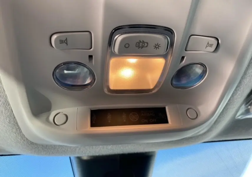 Plafonnier intérieur allumé avec commandes d’éclairage et indicateur airbag du Peugeot Expert Fourgon blanc banquise.