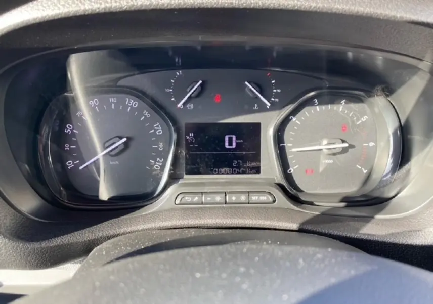 Vue rapprochée du tableau de bord du Peugeot Expert Fourgon 2023 avec compteur digital et compte-tours analogique.