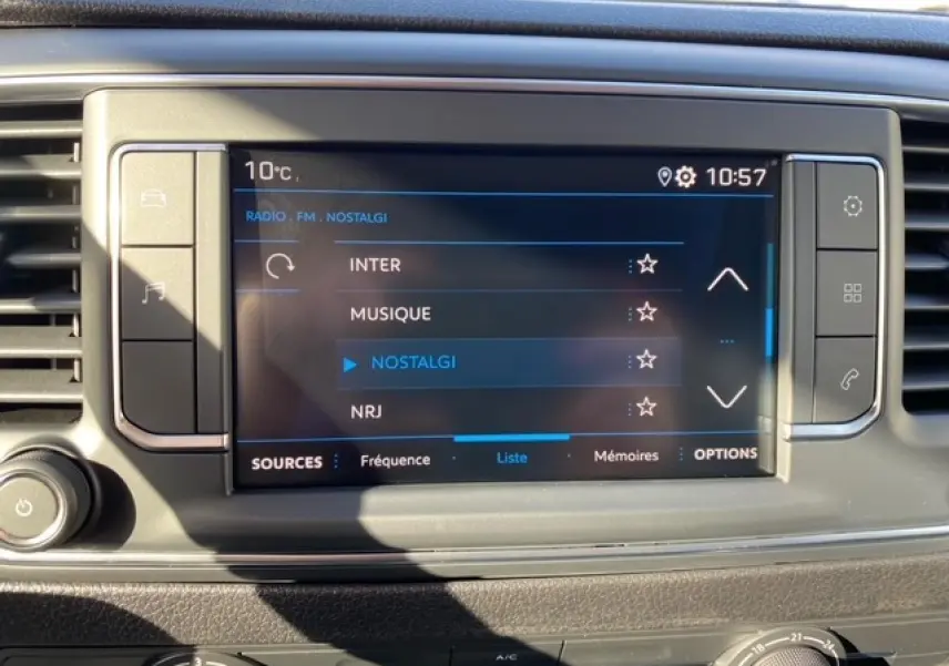Écran tactile central du Peugeot Expert Fourgon blanc banquise 2023 affichant la radio FM Nostalgie.