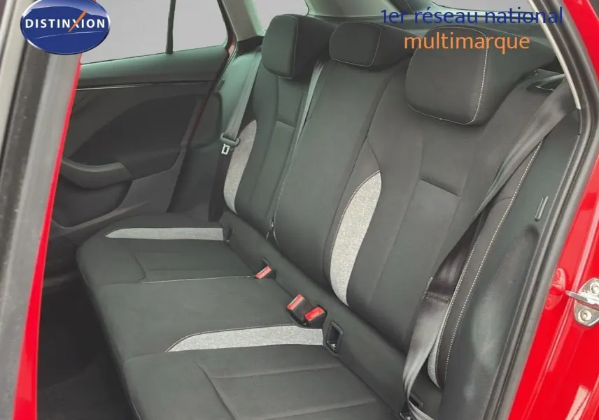 Vue intérieure sur la banquette arrière en tissu gris et noir du Skoda Kamiq rouge velvet metal 2024.