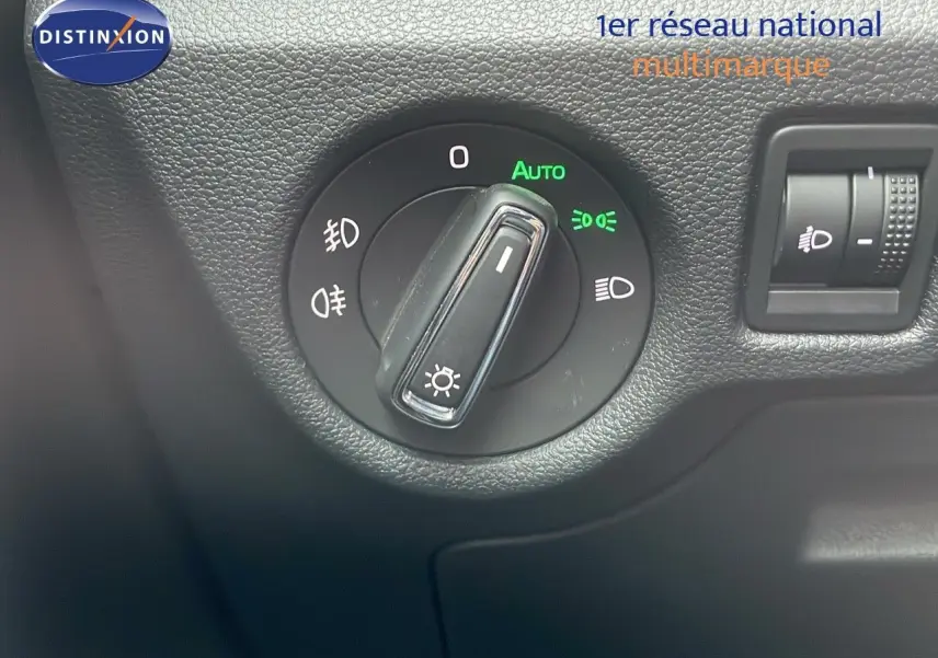Gros plan sur le bouton de commande des phares du Skoda Kamiq 2024, avec réglage automatique activé.