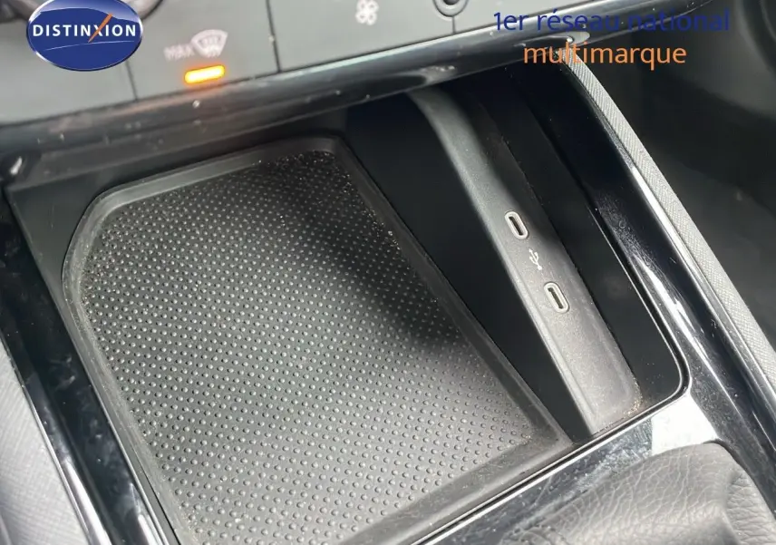 Gros plan sur la console centrale du Skoda Kamiq 2024, avec espace de rangement et ports USB visibles.