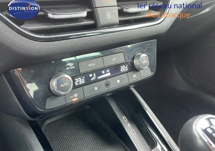 Console centrale du Skoda Kamiq rouge velvet metal 2024 montrant la climatisation automatique et la boîte manuelle.