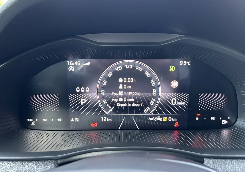 Vue rapprochée du tableau de bord numérique du Skoda Kamiq 2025, affichant vitesse, température et indicateurs.