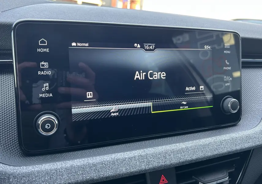 Écran tactile central du Skoda Kamiq 2025 affichant la fonction Air Care, avec commandes multimédia et climatisation visibles.