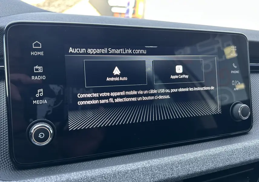 Écran tactile central du Skoda Kamiq 2025 affichant les options Android Auto et Apple CarPlay, intérieur gris noir.