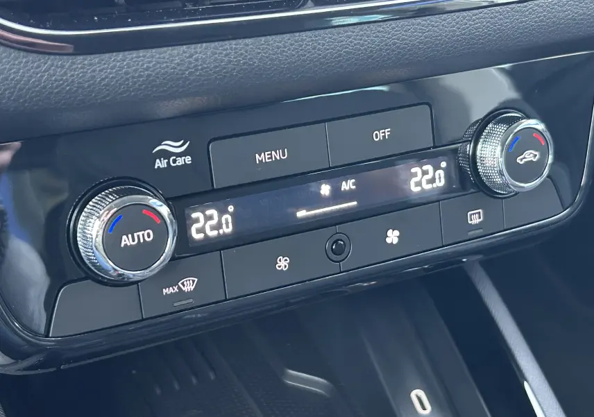 Détail de la commande de climatisation automatique du Skoda Kamiq 2025 avec affichage digital et réglages à 22°C.