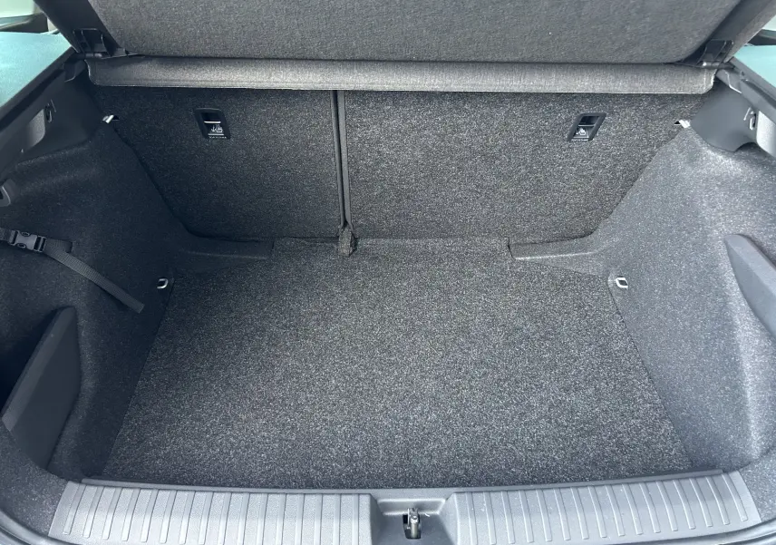 Vue intérieure du coffre spacieux et propre du Skoda Kamiq gris argent 2025, sans chargement visible.