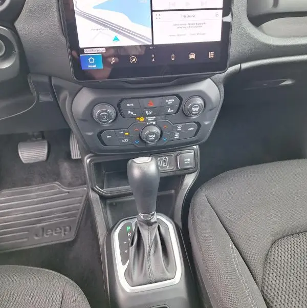 Vue intérieure centrée sur la console centrale et levier de vitesse d'une Jeep Renegade 2024, finition Altitude.