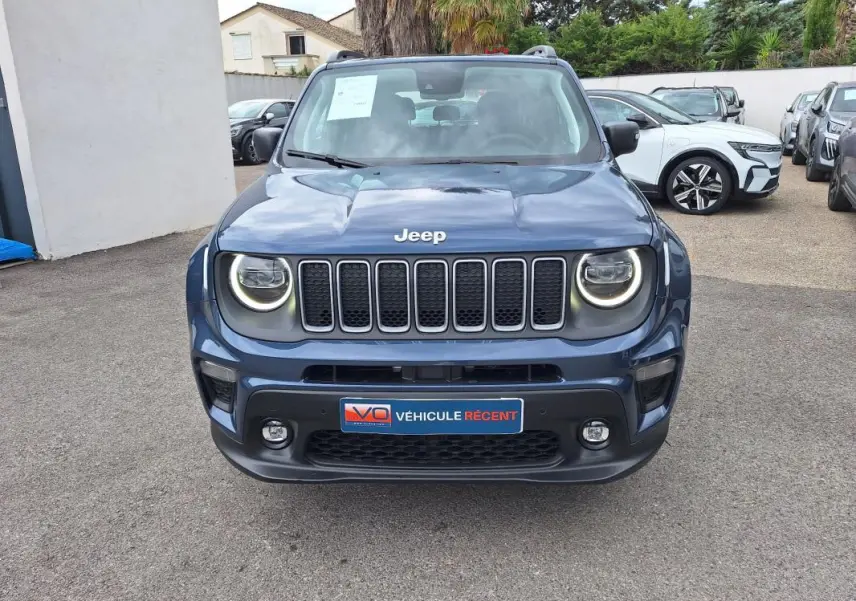 Vue avant d'un Jeep Renegade bleu 2024 avec phares ronds à LED et calandre à sept fentes caractéristiques.