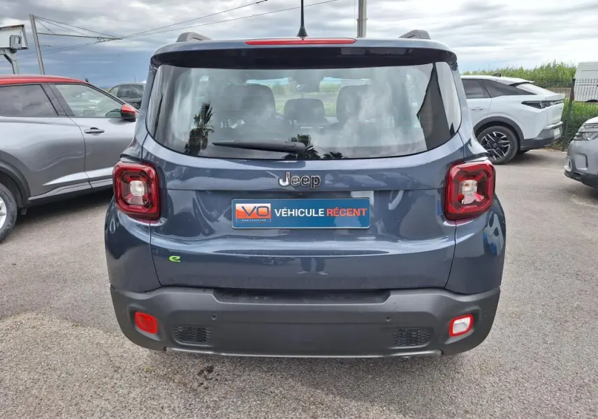 Vue arrière d'un Jeep Renegade bleu 2024 avec feux carrés caractéristiques et badge e-Hybrid visible.