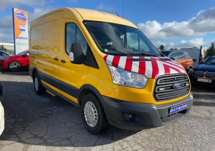 Ford Transit Fourgon orange vu en 3/4 avant droit avec capot rayé rouge et blanc sur un parking extérieur.