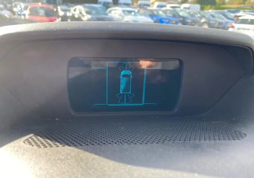 Écran de contrôle du système de radars de stationnement du Ford Transit Fourgon L3H2 2015, vue intérieure.