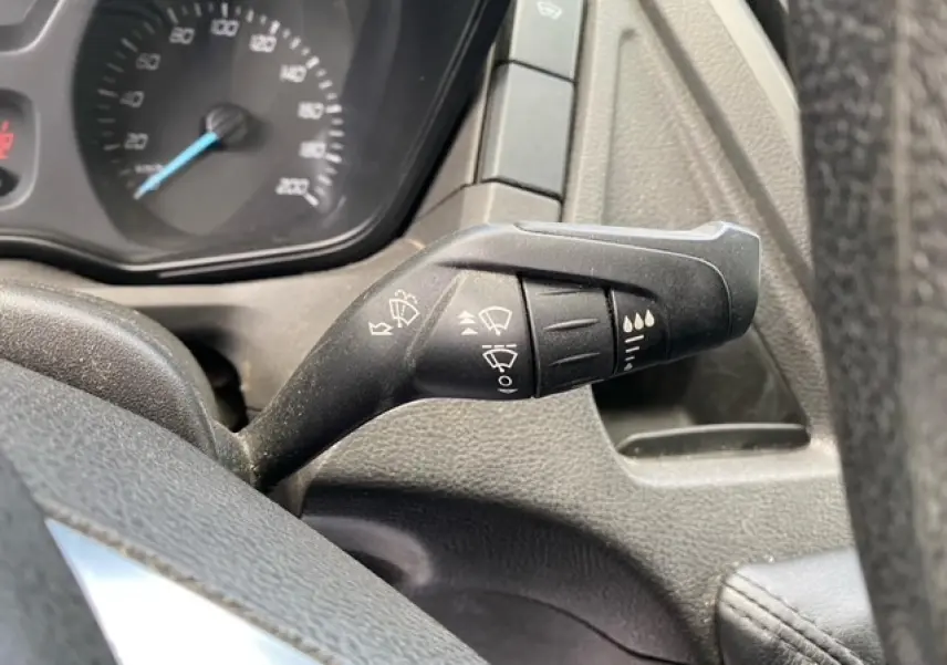 Gros plan sur la manette de commande des essuie-glaces du tableau de bord d'un Ford Transit Fourgon 2015.