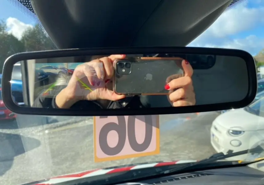 Rétroviseur intérieur du Ford Transit Fourgon orange, vue vers l'arrière avec caméra de recul affichée.