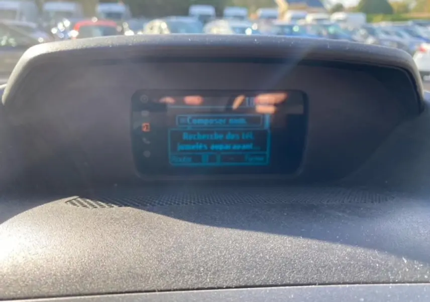 Écran central du tableau de bord du Ford Transit Fourgon L3H2 2015 affichant la recherche de téléphones Bluetooth.