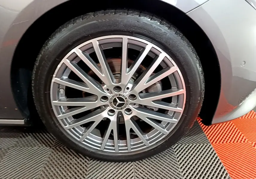 Gros plan sur la roue avant droite de la Mercedes CLA 180 d Business Line gris clair avec jante alliage multi-branches.