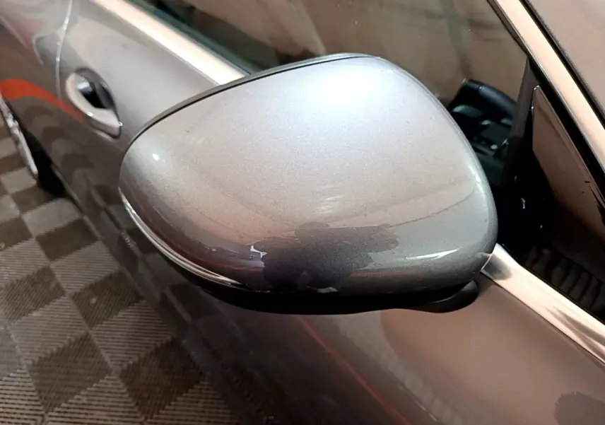 Gros plan sur le rétroviseur côté gauche gris clair d’une Mercedes CLA 180 d Business Line 2021.