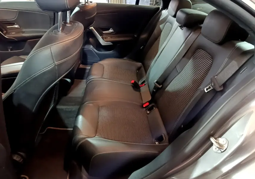 Vue intérieure côté droit des sièges arrière en cuir noir de la Mercedes CLA 180 d Business Line gris clair 2021.