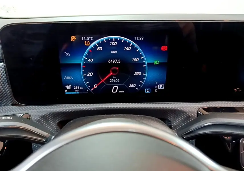 Vue rapprochée du tableau de bord numérique de la Mercedes CLA 180 d Business Line, affichage vitesse et indicateurs.