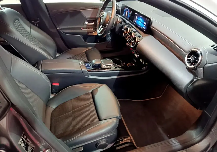 Intérieur noir de la Mercedes CLA 180 d Business Line 2021, vue côté conducteur avec tableau de bord digital et sièges avant.