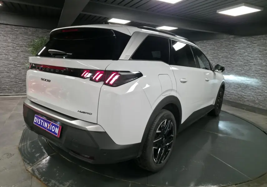 Peugeot 5008 blanc en 3/4 arrière droit, feux arrière LED à 3 griffes et jantes alliage noires.