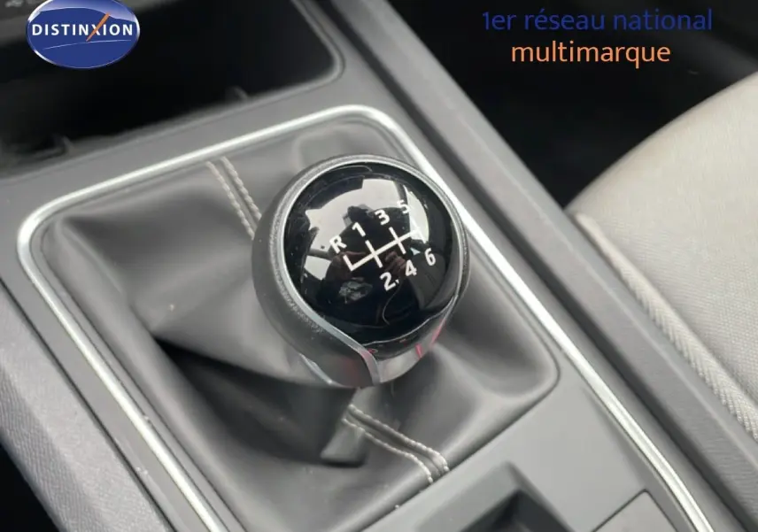 Gros plan sur le levier de vitesse manuel noir de la SEAT LEON 2.0 TDI 115CH STYLE XL, avec sellerie tissu grise visible.