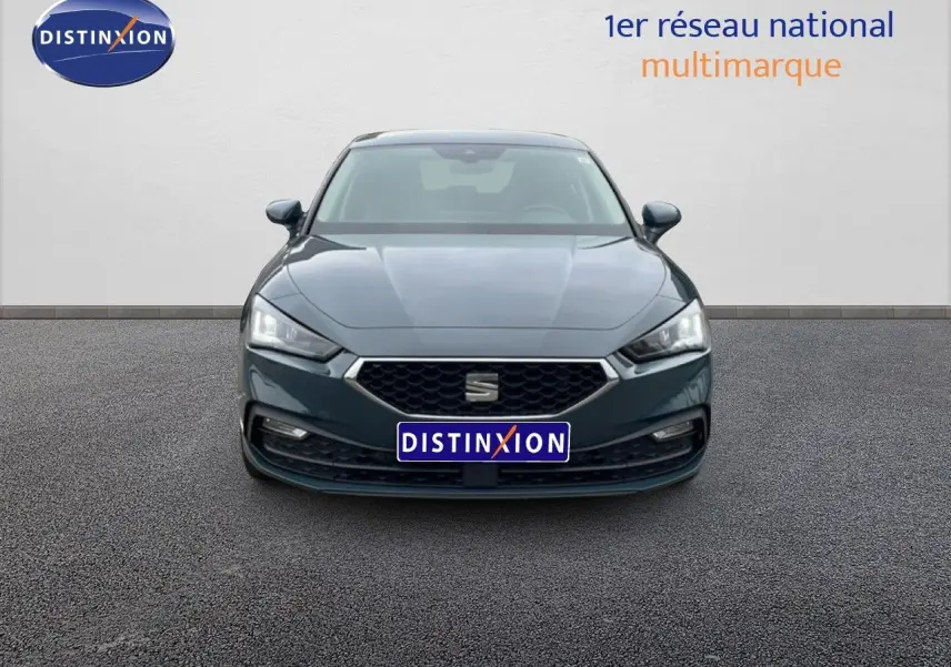 Vue frontale d'une SEAT Leon 2025 gris magnétique métal avec calandre hexagonale et phares LED distinctifs.