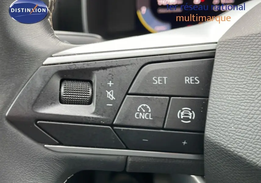 Gros plan sur les commandes au volant de la SEAT LEON 2.0 TDI 115CH STYLE XL, finition intérieure noire.