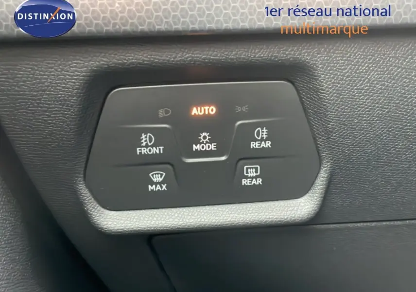 Panneau de commande des feux avec mode automatique allumé, dans l’habitacle d’un SEAT Leon gris magnétique.
