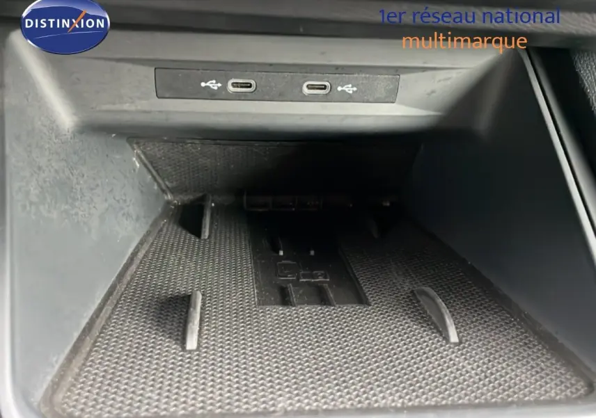 Gros plan sur la zone de rangement avant avec deux ports USB-C dans l’habitacle gris noir du SEAT Leon 2025.