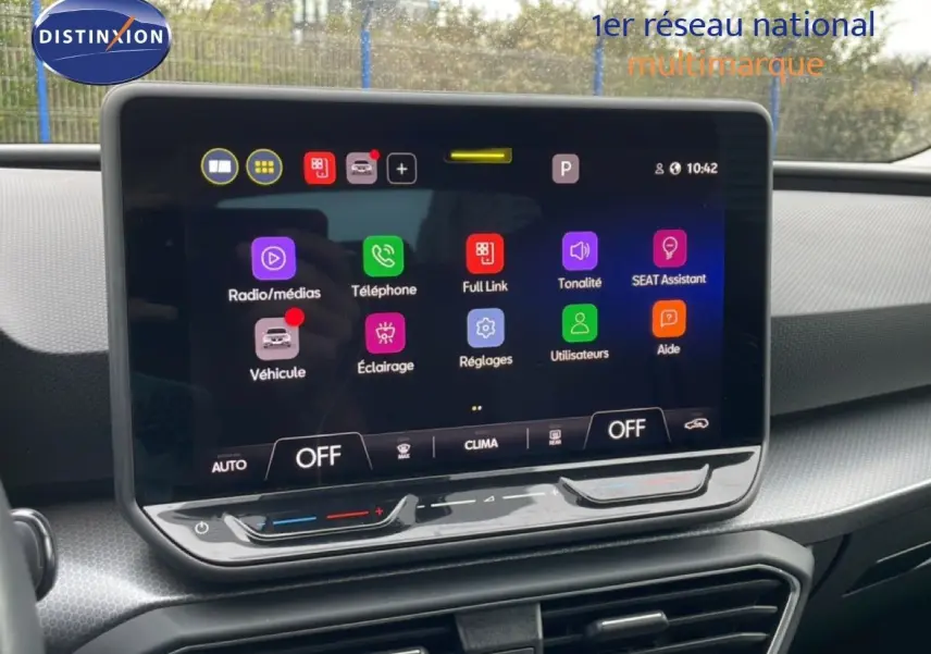 Écran tactile central du tableau de bord du SEAT LEON gris magnétique, affichant le menu principal multimédia.