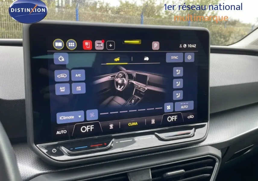 Écran tactile central affichant les commandes de climatisation et l'intérieur noir du SEAT Leon 2025.