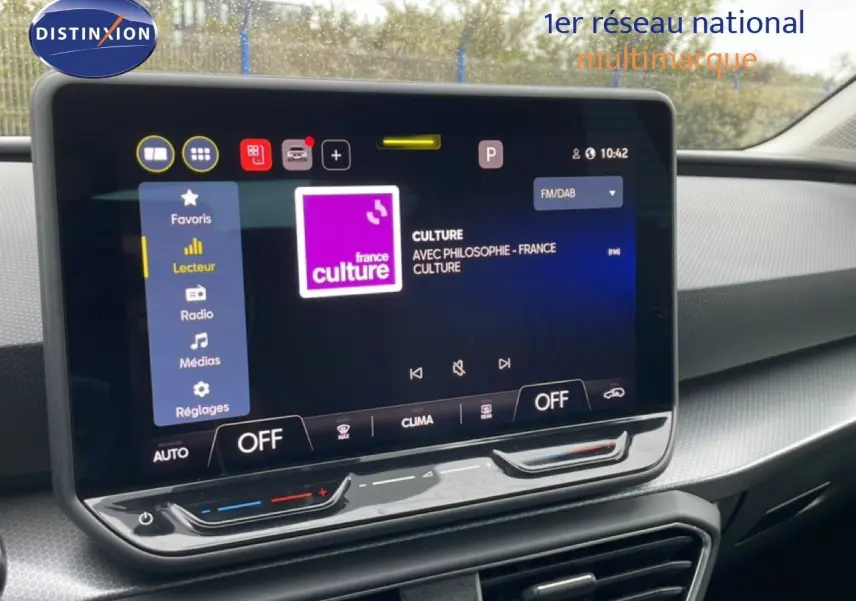Écran tactile central affichant l'interface multimédia dans l'habitacle d'une SEAT LEON gris magnétique, vue de face.