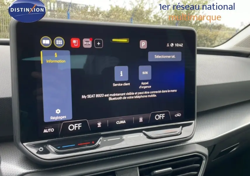 Écran tactile central de la SEAT LEON 2.0 TDI 115CH STYLE XL 2025 avec commandes climatisation et interface connectée.