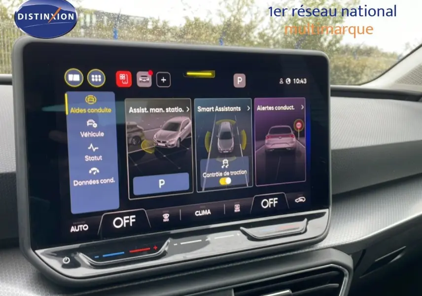 Écran tactile central du tableau de bord de la SEAT Leon 2025, affichant les aides à la conduite et la climatisation.