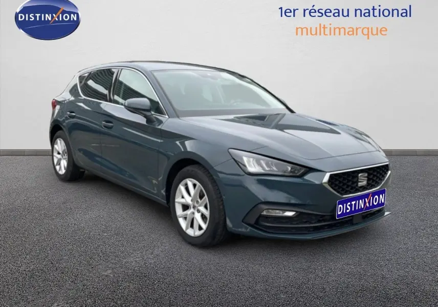 SEAT Leon 2.0 TDI gris magnétique métal vue 3/4 avant droit avec jantes argentées et calandre distinctive.